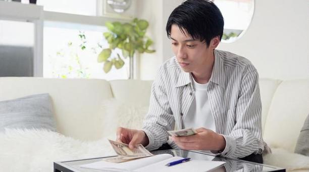 お金を数えるアジア人男性 お金,数える,男性の写真素材