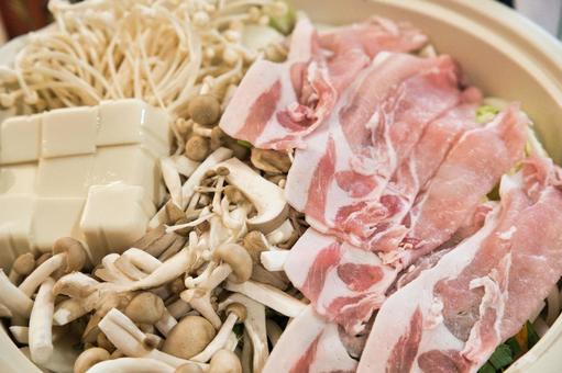 きのこが主役の冬のお鍋と豚肉 鍋料理,冬,旬の味覚の写真素材