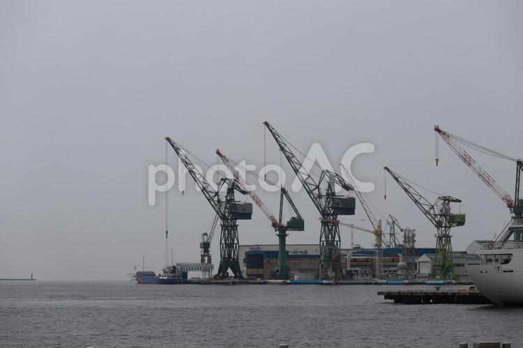 空と海とクレーンと船とドックのある港湾 空,海,クレーンの写真素材