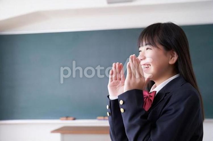 教室で声援を送る日本人女子中学生 中学生,女子,日本人の写真素材