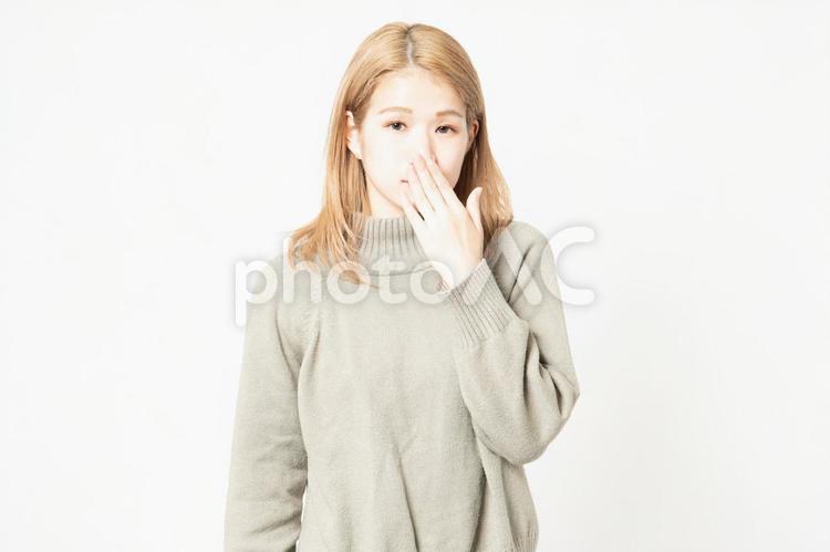 内緒のポーズをするセーターを着た若い女性 内緒,秘密,女性の写真素材
