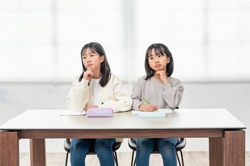 勉強をする女の子 勉強をする女の子 勉強,学習,生徒の写真素材