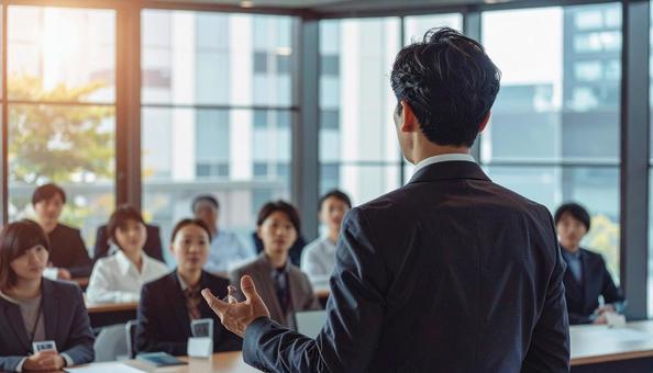 プレゼンテーションをするビジネスマン プレゼンテーションをするビジネスマンの写真