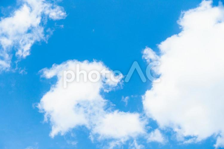 美しい青空と雲の写真。　雲多め。 空,青空,晴の写真素材