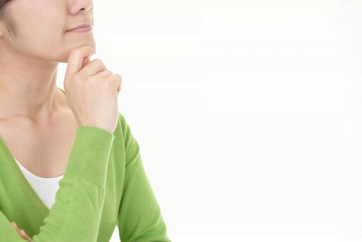 考え事をする女性 考え事をする女性の写真