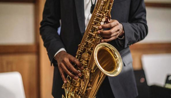 バリトンサックスを演奏する男性 バリトンサックスを演奏する男性の写真