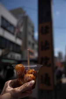 青空の下で楽しむ大学芋の写真