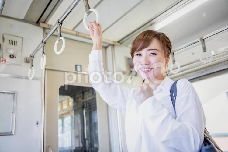 電車に乗っているビジネスウーマン 電車,通勤,出勤の写真素材