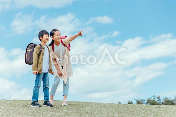 空と小学生（指差す） 小学生,空,子供の写真素材