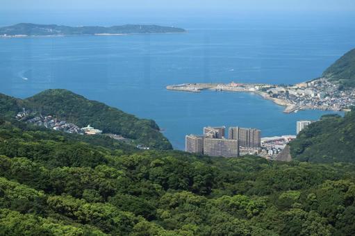 見下ろす湾岸都市と水平線 海,山,森の写真素材
