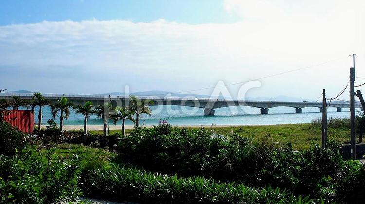 古宇利島からの眺め・古宇利大橋（沖縄県） 古宇利島,古宇利大橋,沖縄県の写真素材