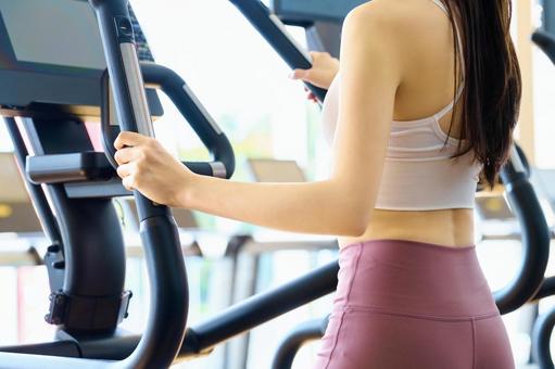 ジムで有酸素運動する女性 スポーツジム,女性,有酸素運動の写真素材