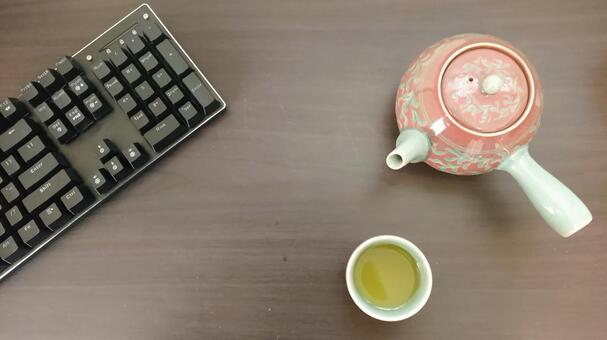 キーボードと急須とお茶の俯瞰 キーボード,パソコン,pcの写真素材