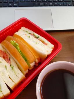 サンドイッチとコーヒーとパソコン サンドイッチ,コーヒー,飲み物の写真素材