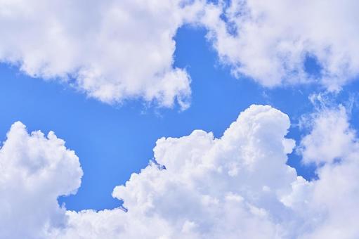 夏を感じる真っ白な積雲と青い空のアップ 夏を感じる真っ白な積雲と青い空のアップの写真