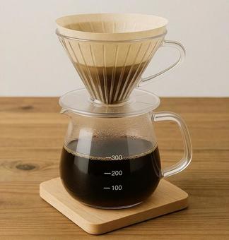 のテーブルに置かれた本格コーヒー器具 のテーブルに置かれた本格コーヒー器具の写真