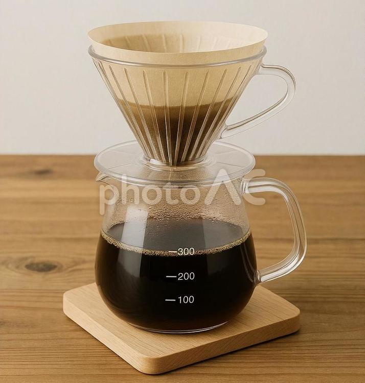 のテーブルに置かれた本格コーヒー器具 ハンドドリップ,コーヒー器具,ドリッパーの写真素材