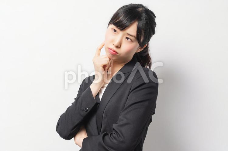 問題を抱えて困っている若いビジネスウーマン  困る,悩む,女性の写真素材