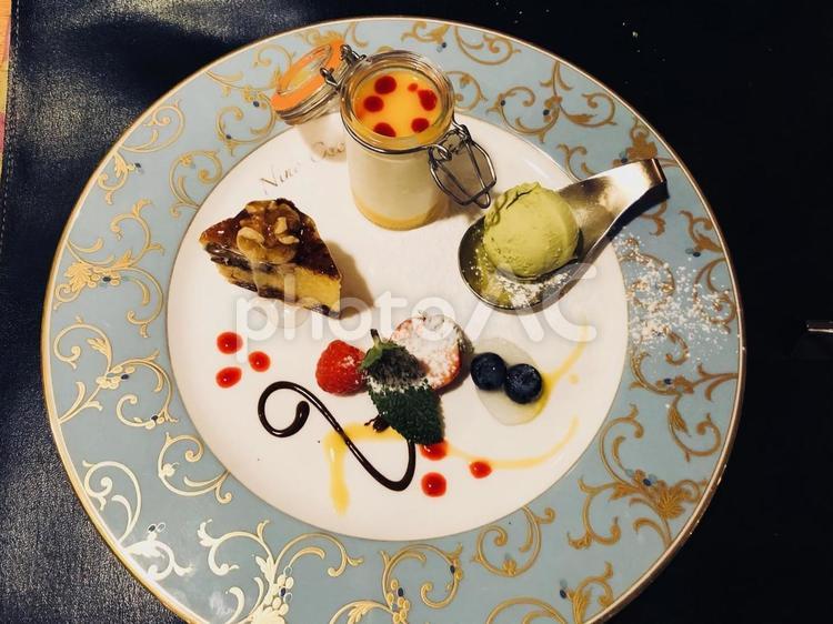 デザートプレート ケーキ,アイスクリーム,プリンの写真素材