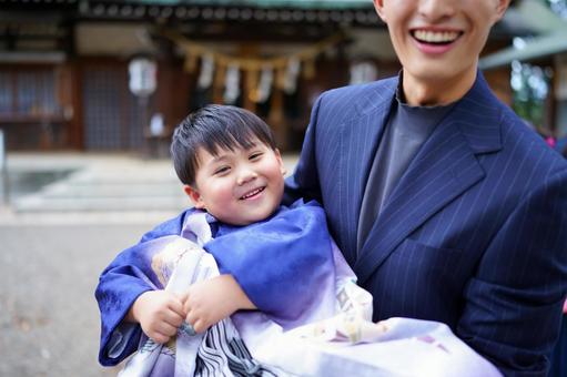 青い羽織を着た男の子と笑顔の父親 青い羽織を着た男の子と笑顔の父親 七五三,お参り,七五三参りの写真素材