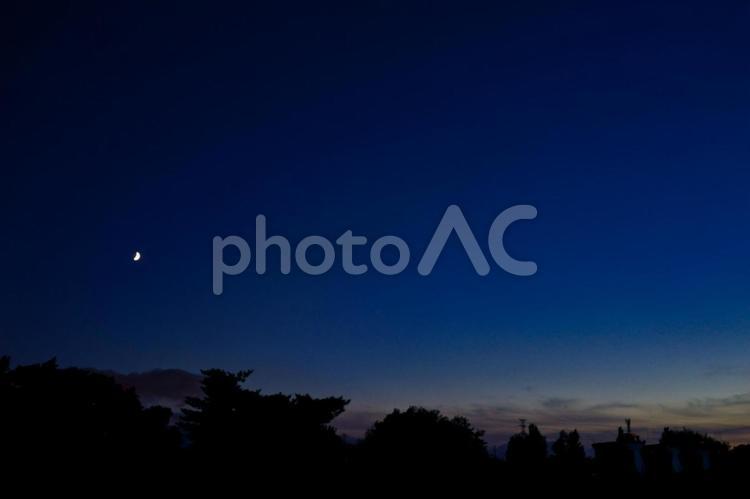 夕暮れの月 2025/7/30 夕暮れ,月,夕方の写真素材
