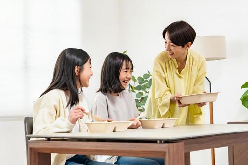 お弁当を差し出す女性 お弁当を差し出す女性 家族,食事,子どもの写真素材