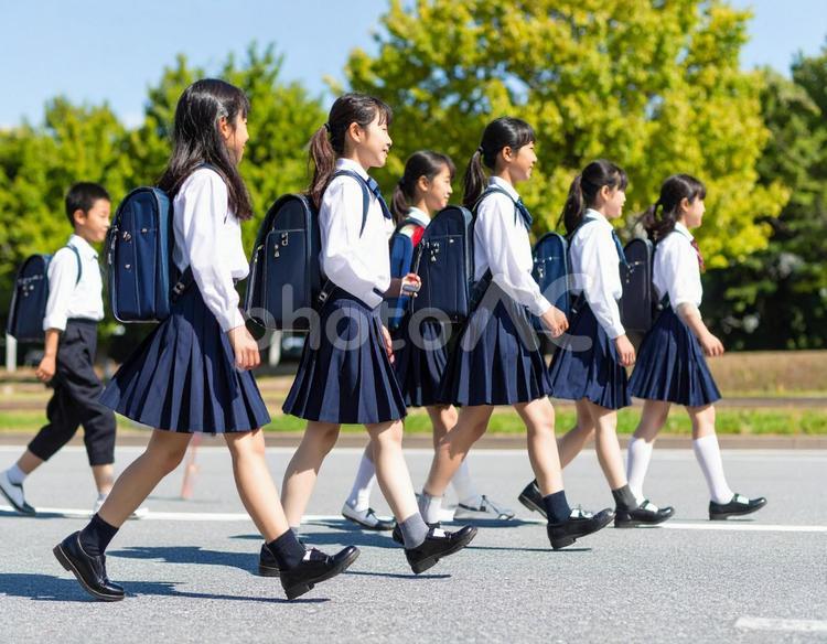 通学中の子供達の後ろ姿 通学,子供,風景の写真素材