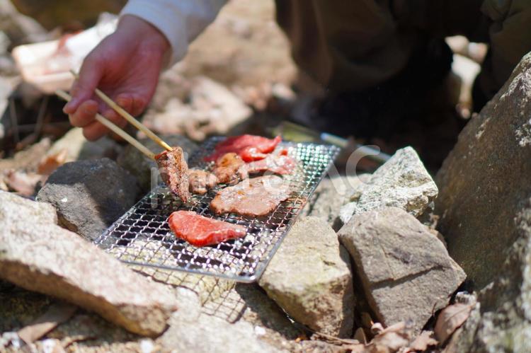 初夏の山で一人BBQ キャンプ,ソロキャンプ,焼肉の写真素材