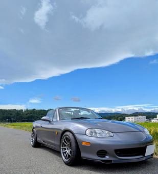 オープンカーでドライブ 青空 オープンカーでドライブ 青空の写真