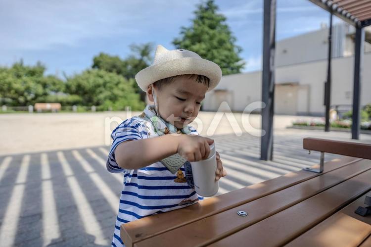 公園のベンチで水筒を開ける男の子 子供,日本人,人物の写真素材