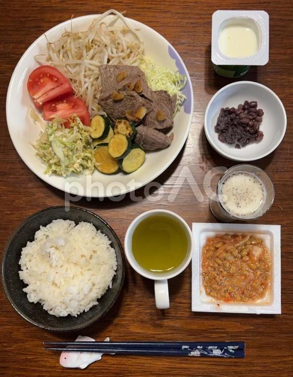 牛肉とトマトと発酵キャベツなどの夕食 夕食,ご飯,あきたこまちの写真素材