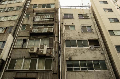 年代を感じさせる雑居ビルの外壁と隙間 ビル,建物,外壁の写真素材