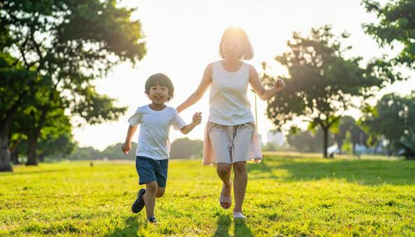 日本人のお母さんと子供 公園を走る親子 日本人のお母さんと子供 公園を走る親子の写真