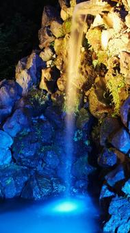 ライトアップされた滝 ライトアップされた滝 滝,瀧,岩場の写真素材