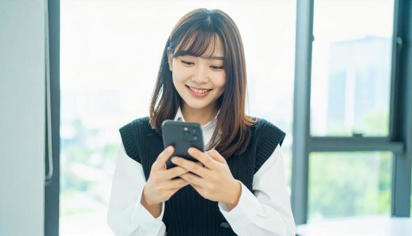 スマホを確認するビジネス女性 スマホを確認するビジネス女性の写真