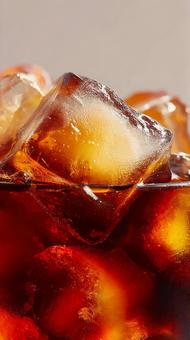 氷が浮かぶ冷たいアイスティーの写真