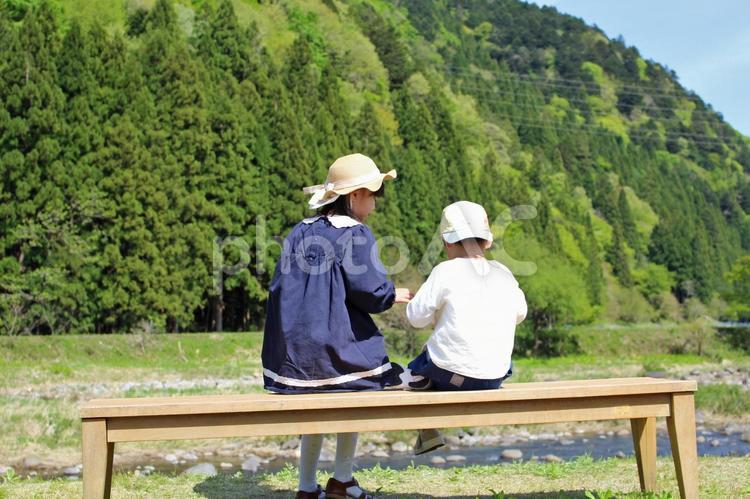 弟の面倒を見るお姉ちゃん 兄弟,姉弟,家族の写真素材