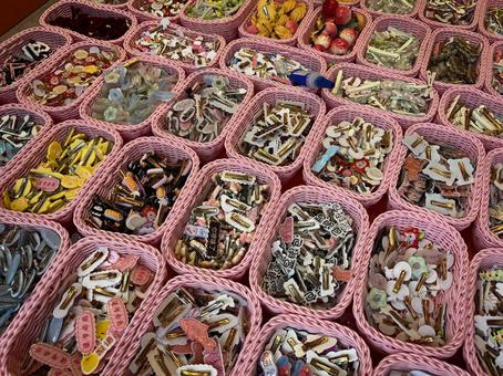 中国市場に並ぶカラフルな髪留め雑貨 中国市場に並ぶカラフルな髪留め雑貨 中国,髪留め,お土産の写真素材