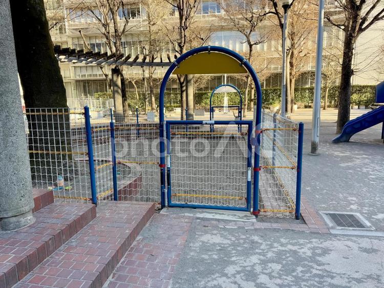 公園の砂場のゲート 広場,住宅街,門の写真素材