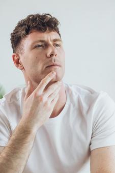 顎を触る男性 男性,外国人,欧米人の写真素材