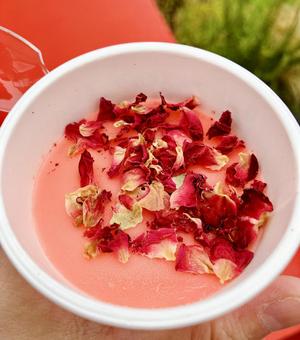 バラの花びらが乗った薔薇アイスクリーム アイス,アイスクリーム,シャーベットの写真素材