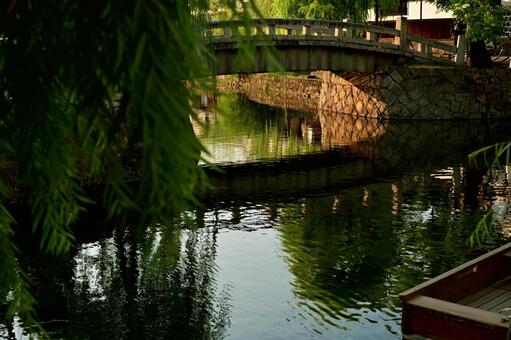 倉敷美観地区、船が夕陽に照らされる 観光名所,美観地区,倉敷の写真素材