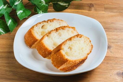 白皿に盛ったバゲット バゲット,フランスパン,パンの写真素材