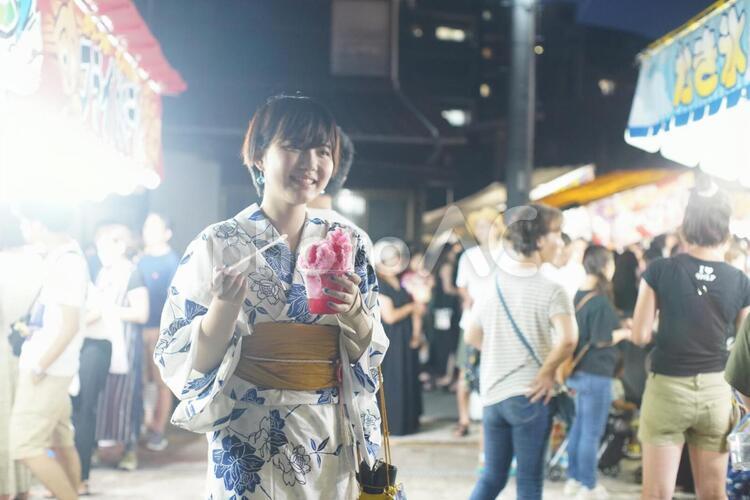 お祭りと浴衣の女の子 後ろ姿,後姿,歩くの写真素材