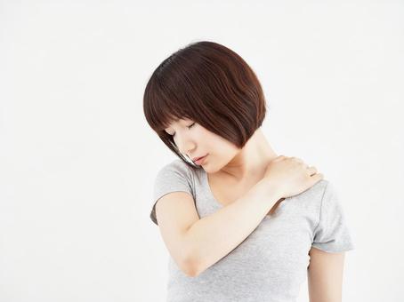 Woman holding a sore shoulder on a white background, steifer hals, fem, schulter, JPG