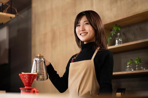 コーヒーを淹れる女性・カフェ店員 コーヒーを淹れる女性・カフェ店員 女性,カフェ,店員の写真素材