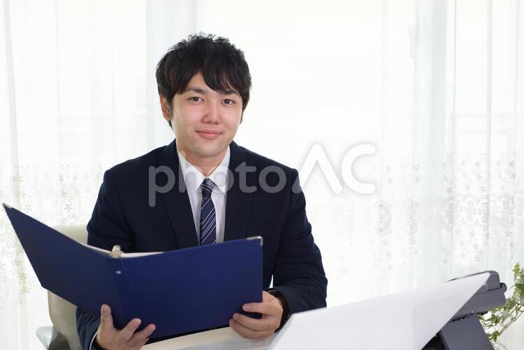 書類をチェックするビジネスマン 男性,男,パソコンの写真素材