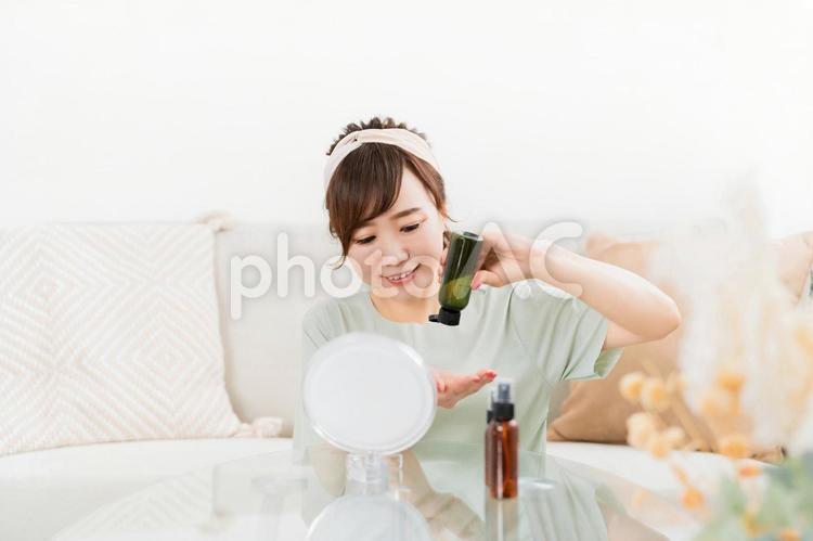 基礎化粧品・コスメを使う日本人女性 ヒアルロン酸,コラーゲン,セラミドの写真素材