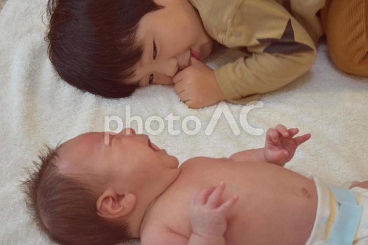 裸の赤ちゃん(男児)と寝転ぶ兄　35日 赤ちゃん,乳児,男児の写真素材