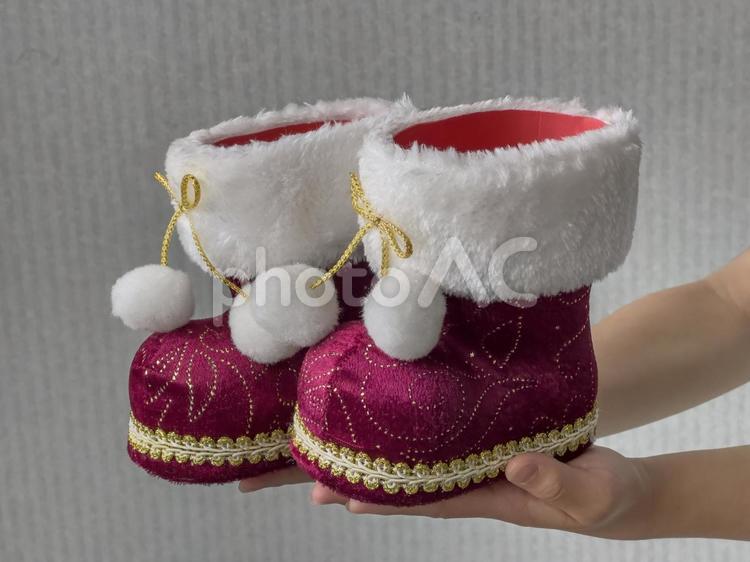クリスマスブーツを持つ女の子 クリスマス,ブーツ,長靴の写真素材